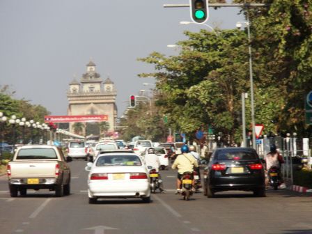 Ankunft in Vientiane mit dem L'Arc de Triomphe, dem Patuxay.