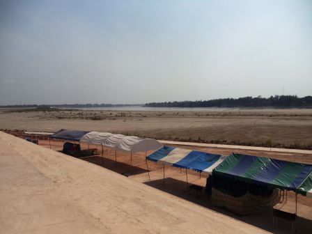 Vientiane am Mekong River. Der Fluss hat momentan praktisch kein Wasser. Man könnte hier zu Fuss nach Thailand waten