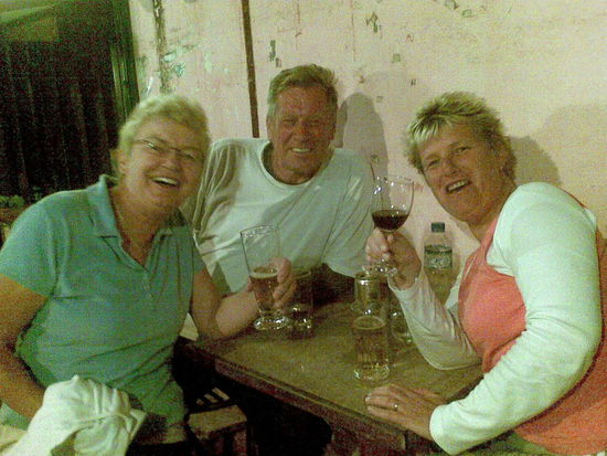 Prost Holland und Deutschland!!. Nette Bekanntschaft in einer Bar in Vientiane am Mekong. War toll, euch kennengelernt und ein Bierchen zusammen getrunken zu haben