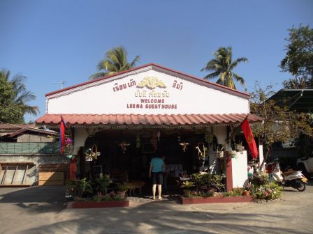 Ankunft in Savannakhet. Günstiges, sauberes Guesthouse mit Parkplatz.