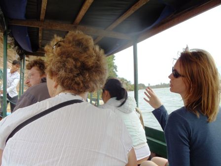 Touristenausflug nach Don Khon und Don Det mit unserer zusammengewürfelten Gruppe. Wir waren elf Personen auf diesem Langboot, welches max. 10 Personen transportieren dürfte. Russen, Franzosen,Holländer, Engländer und natürlich zwei neutrale Schweizer...