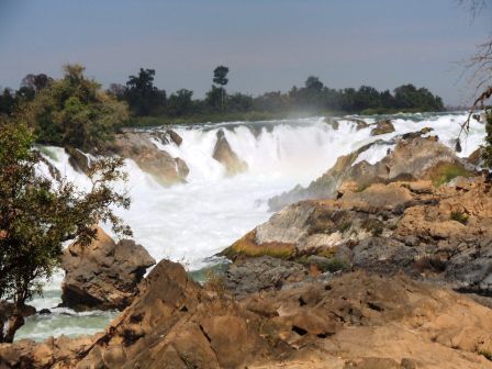 Unterwegs zur Grenze nach Kambodscha gibt es noch einen Wasserfall, den grössten von Südostasien. Steht zumindest so auf dem Schild.