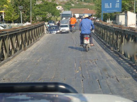 Über diese Brücke muss der ganze Strassenverkehr - kreuzen nicht möglich