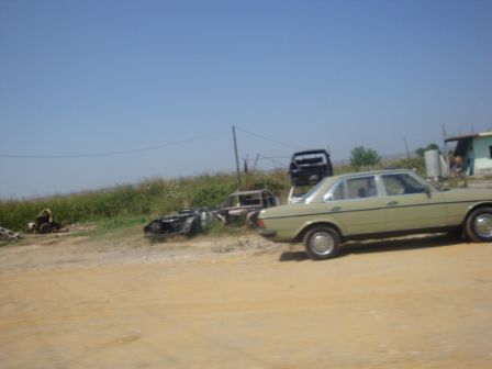 Autofriedhof mit obligatorischem Mercedesfahrer