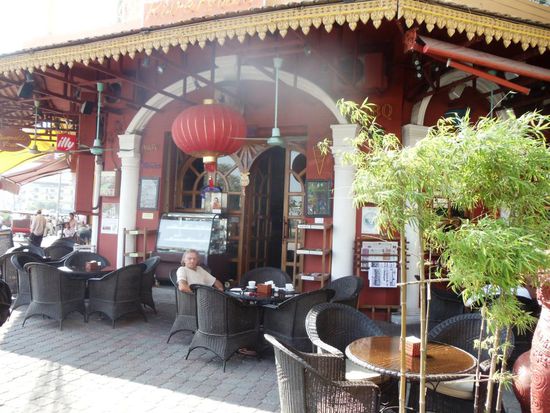 Abschiedsfrühstück in unserem Stammrestaurant "Riverside" in Phnom Penh vor der Weiterfahrt nach Sihanoukville.