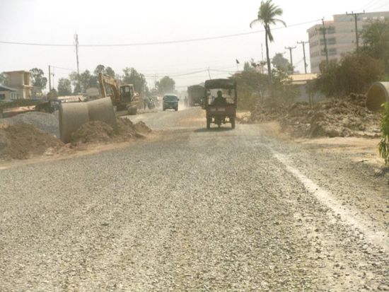 So sieht die gebührenpflichtige Highway No.4 von Phnom Penh nach Sihanoukville aus.