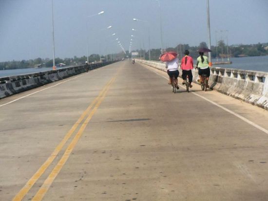Verbindungsbrücke nach Thailand. Tschühüss Kambodscha - hat uns seeehr gefallen