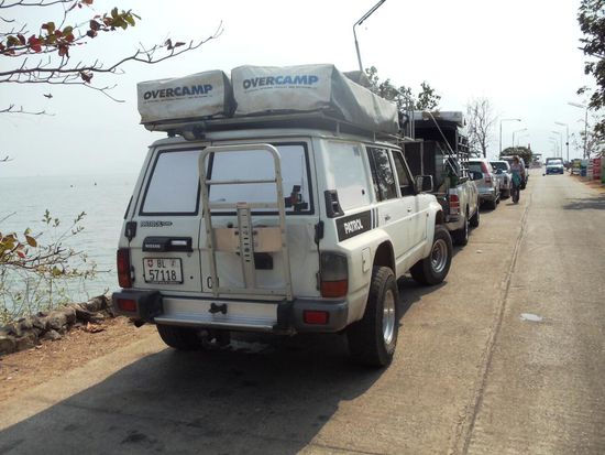 Anstehen nach unserem Spontanentscheid, mit der Fähre nach Koh Chang zu gehen.