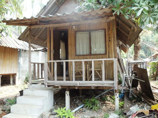 Unser Bungalow. Sieht doch von aussen recht niedlich aus