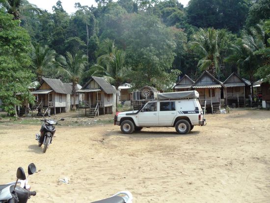 Unserem Nissan Patrol hats inmitten der Bungalows auch gefallen