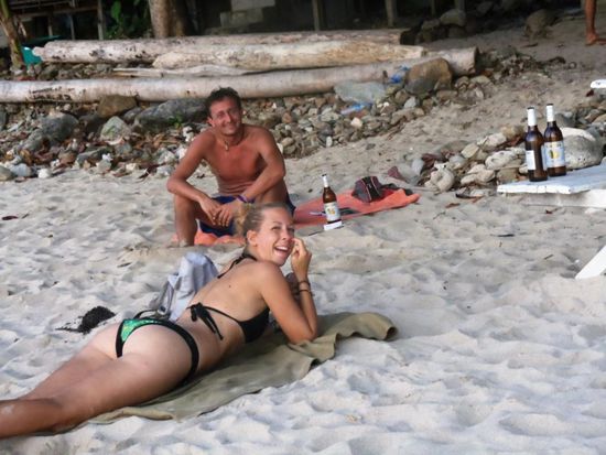 Strandleben. Hier mit Tonia, welche mit uns von der Fähre zum Lonely Beach im Auto mitkam. Tsts, wo ist denn die Michelle nur??