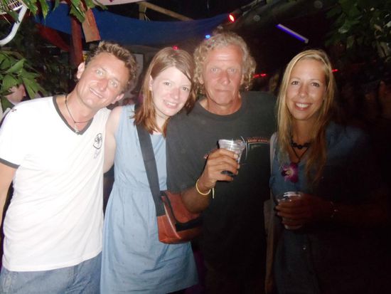 Bei dieser Beach Party haben wir den Fotoapparat nicht vergessen! Hier ganz brav mit Michelle und Tonia beim Apéro