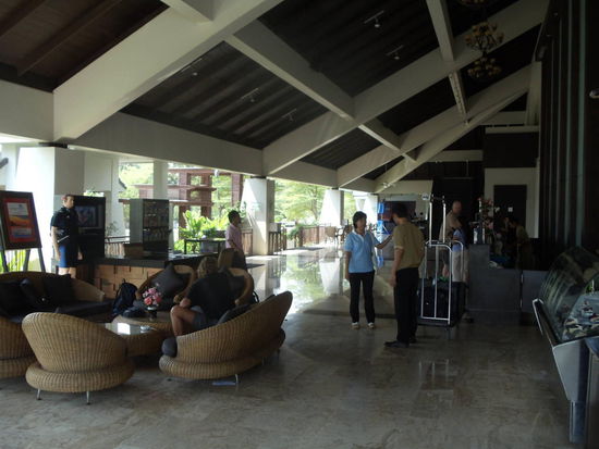 Hier warten wir in der Hotel Lobby des Novotel auf den Bus, welcher uns zum Pier bringt.