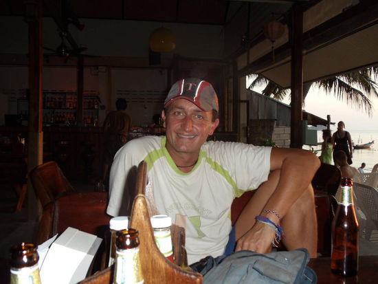 Verschwitzt, aber gut angekommen in Koh Tao, wo wir uns zuerst einmal ein Ankunftsbierchen goennten