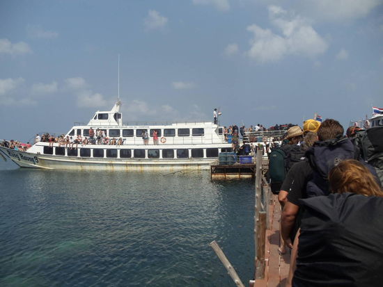 Hier besteigen wir die Faehre mit Hunderten von anderen Leuten nach Koh Phangan. Wir hatten hier kein gutes Datum erwischt. Alle wollten an die Full moon Party. Daher war die Faehre ein wenig "ueberfuellt"
