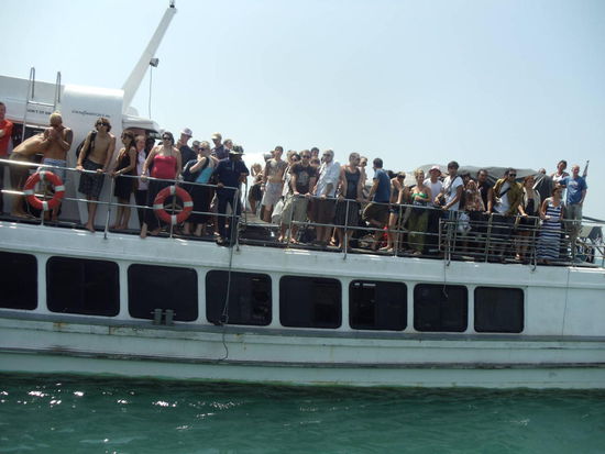 Und so sah unsere Faehre aus. Jeder suchte sich irgendwo einen Platz