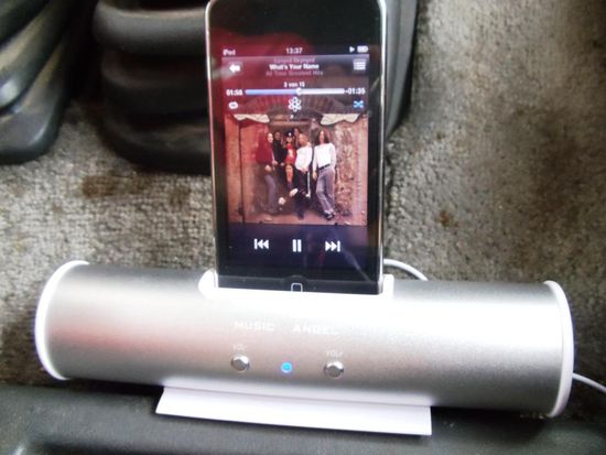 In Koh Samui haben wir uns diesen Lautsprecher geleistet. Jetzt haben wir endlich wieder Musik im Auto, welche wir voll aufdrehen können