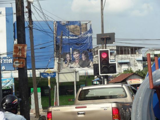 In Ranong müssen wir irgendwie und irgendwo auf die Highway 4 gelangen. Wer sieht das Schild?? Hier rechs abbiegen...