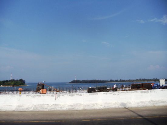Ankunft über diese Brücke in Phuket