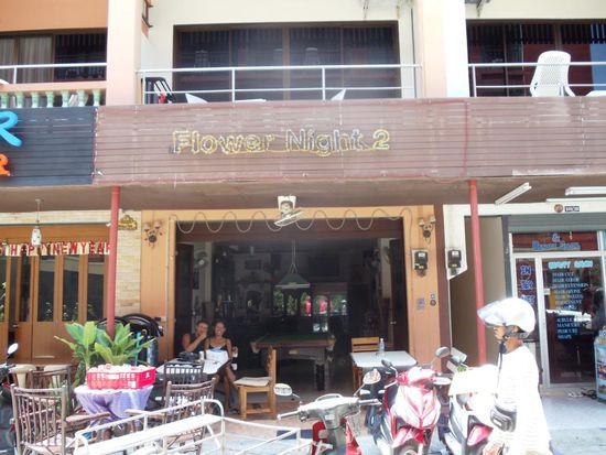 Unser Guest House "Flower Night 2" in Kata mit der Chefin Miaomiao. Ist fünf Minuten vom Strand entfernt und hier treffen sich die unterschiedlichsten Leute. Meistens solche, welche schon eine längere Zeit hier in Thailand wohnen oder immer wieder hierher kommen. Die wissen dann, Geschichten zu erzählen...
Obwohl es hunderte von Bars und Restaurants hier gibt, ist in diesem Guest House immer was los. Tja, irgendwie habens wir halt immer noch drauf, dass wir dort landen, wo was läuft.