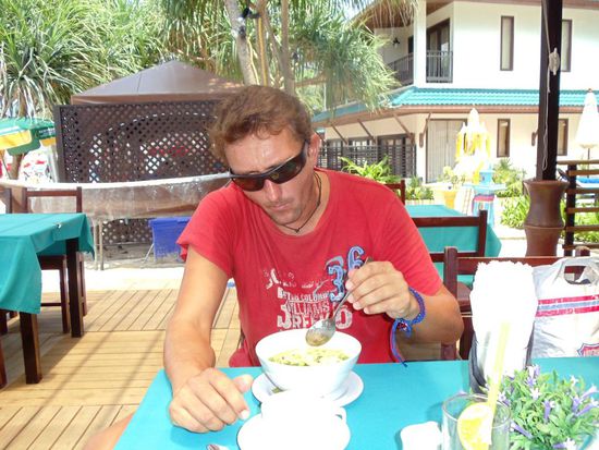 Green Curry zum Frühstück in Patong. Ist wunderschön hier, einfach ein wenig anstrengend.