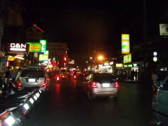 Und hier für unsere Nachtschwärmer und Partylöwen: Patong by night..
