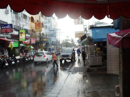 Hier in Patong hatten wir schönes und heisses Wetter: Ein- oder zweimal täglich regnete es jedoch immer für circa eine halbe Stunde. Kühlt ein wenig ab und ist okay.