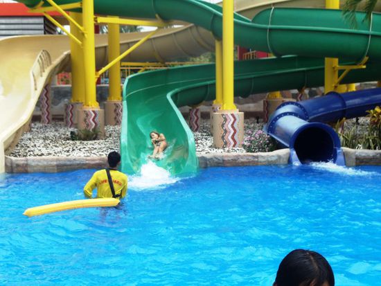 Lara düst hier eben von der grünen Jungleröhre runter