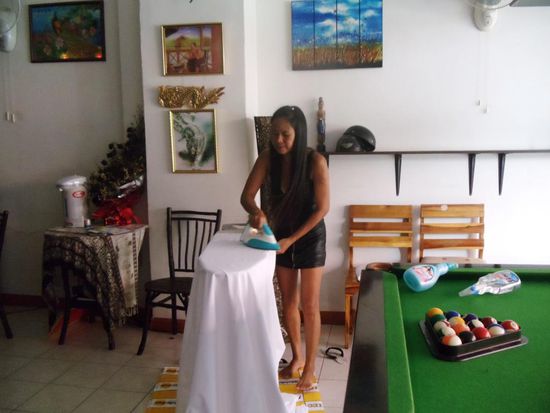 Wie im Bericht oben beschrieben; Es wird hier einfach alles gemacht. Sogar unsere Wäsche wurde in der Bar gebügelt...