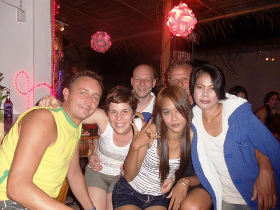 Dieses Mal haben wir es nicht so lange ausgehalten. Wir waren vom Vorabend noch ein wenig müde und die beiden wollen doch noch auch ein wenig ihre Honey moons ausleben..Aber der gemütliche Absacker in dieser Bar hatte es auch in sich.