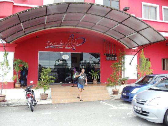 Erste Übernachtung in Malaysia in Sungai Petani. Wir kamen hier Nachts im Dunkeln an. Hier in Malaysia hat es sehr viele Autos, viel  Verkehr und praktisch nur rote Ampeln. Hier kommt man auf den Strassen nur schleppend voran. Aber wir habens schon herausgefunden: Ab auf die toll highway und man kommt zügig voran. Man muss einfach bezahlen.