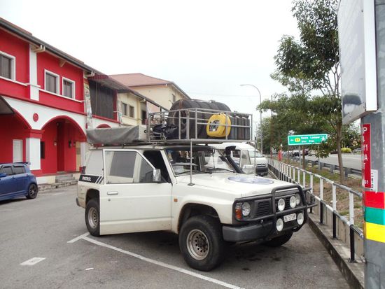 Nachdem wir im Einkaufszentrum gegenüber wieder einmal einen Adapter kauften, (all unsere internationalen Adapter funktionieren hier nicht) fuhren wir los, Richtung Pulau Pinang