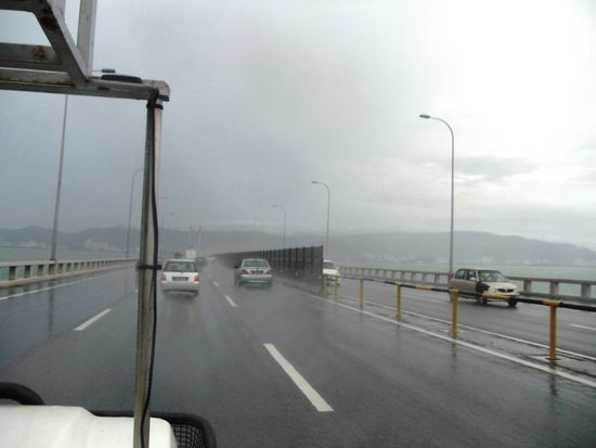 Bei starkem Regen überqueren wir die 1985 erstellte und 13,5 Kilometer lange Brücke Richtung George Town.