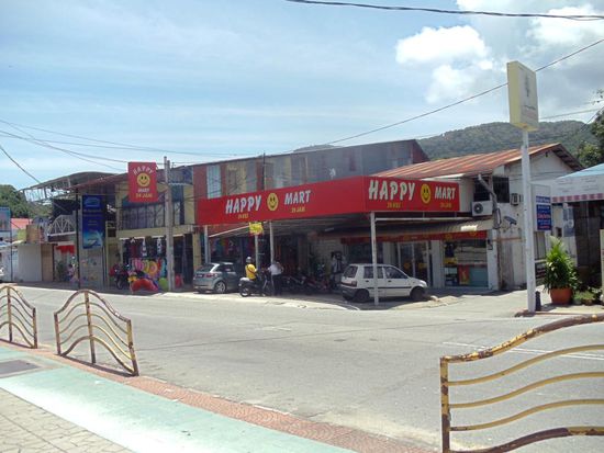 Ankunft in Batu Ferringi. Vor dem Happy Mart gehts rechts in eine schmale Strasse zu unserem Guest House