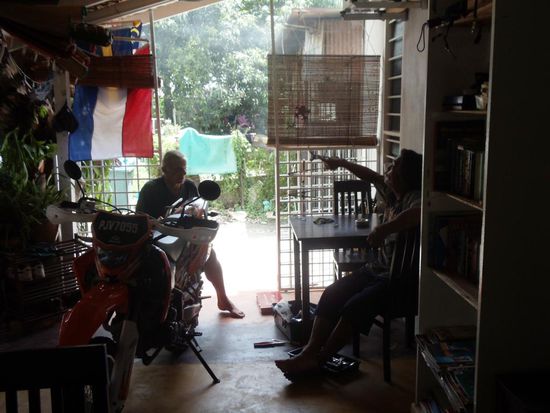 Urs durfte dann mal wieder seine Funktion als Mechaniker ausführen.Während Aslan es sich auf dem Stuhl bequem machte, durfte Urs die Kette seines Motorrades spannen - natürlich unter strenger Anweisung von Aslan. Er ist der Bruder vom Guest House Besitzer und wirklich ein ulkiger Typ. Er liebt Jamaika und Schweden und Diskussionen über die ganze Welt.