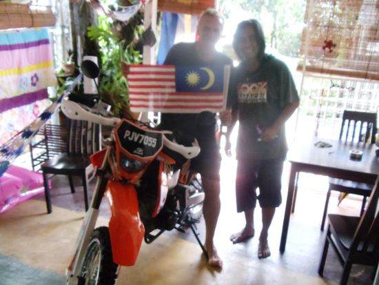 Nach getaner Arbeit gabs dann noch das obligate Gemeinschaftsfoto mit der Malaysischen Flagge. Yamann!!!