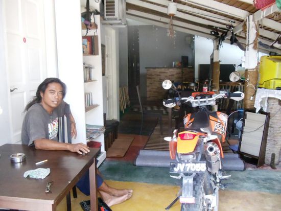 So sieht die überdachte Lobby unseres Guest Houses aus. Zwei Tische..