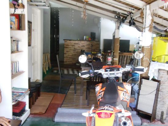 und hinten links die Rezeption und rechts die Küche. Abends schlafen hier noch ein oder manchmal zwei Familienmitglieder auf den Stühlen oder in der Hängematte.