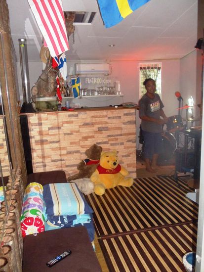 Und das hier ist das Heiligtum von Aslan. Klimatisierter Raum mit Soundanlage, Fernseher und sein Schlagzeug. Das Haus wurde um den Baum gebaut.