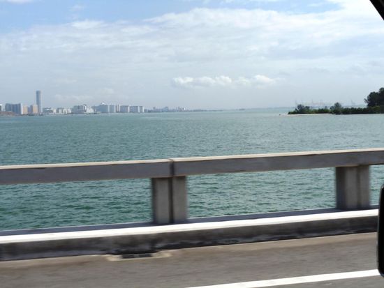 Auf der Fahrt von Batu Ferringi überquerten wir diesmal die Brücke bei schönem Wetter