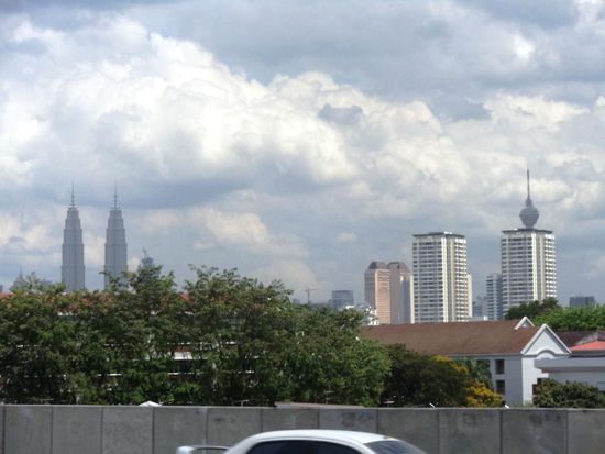 Die Petronas Türme konnten wir schon von Weitem sehen, inklusive dem Fernsehturm