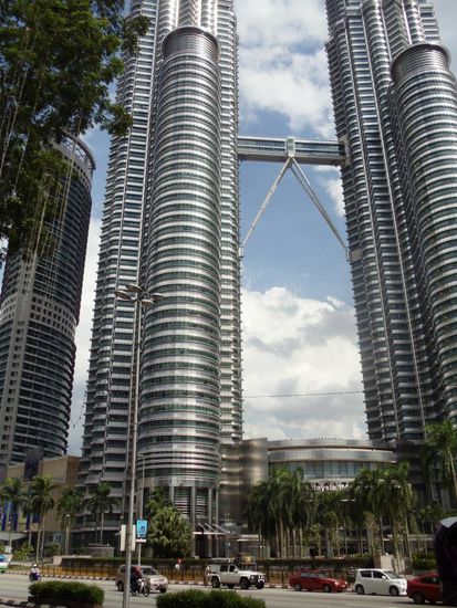 Schaffte es leider nicht, die beiden Türme ganz, inklusive unseres Nissan Patrols aufs Bild zu kriegen. Aber seht ihr ihn??..er wirkt hier sooooo klein, der Arme..