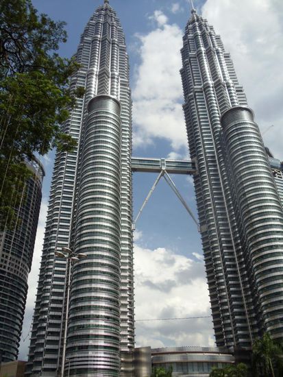 Mit insgesamt 452 Metern überragen die Zwillingstürme die Stadt. Beide Türme weisen die gleichen Charakteristika auf.
Der Architekt der Türme ist César Antonio Pelli, der die Türme in einer modernistischen Komposition aus Stahl, Aluminium, Beton und Glas mit einem aus der islamischen Architektur entlehnten polygonen Aufbau gestaltete. Der Grundriss eines jeden Turms entspricht dabei der Form eines achteckigen Sterns, dessen Innenkanten nochmals nach außen gewölbt sind. Beim Bau der Türme wurden annähernd 36.910 Tonnen Stahl verbaut. Da in Malaysia zu wenig Stahl vorhanden war und Importe zu teuer waren, wurden viele Stahlteile durch Stahlbeton ersetzt, was das Gewicht der Türme verdoppelte. Die beiden Türme enthalten 1.800 Türen.
Alles in allem wiegt ein Turm etwa 300.000 Tonnen.
Diese Türme haben uns wirklich fasziniert und möchten hiermit unsere gesammelten Erfahrungen und Informationen weitergeben..