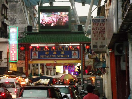 Unser Hotel befand sich mitten in Chinatown, direkt vor dem Eingang zur Petaling street, wo es hunderte von Läden und Verkaufsständen hat. Hier kann man wirklich fast alles kaufen..