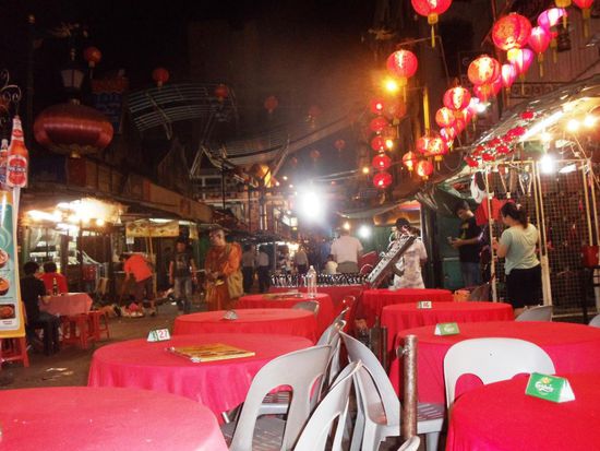 Nach den vielen Läden und: "hello sir watches, hello sir t-shirt", etc. assen wir hier mitten in Chinatown.