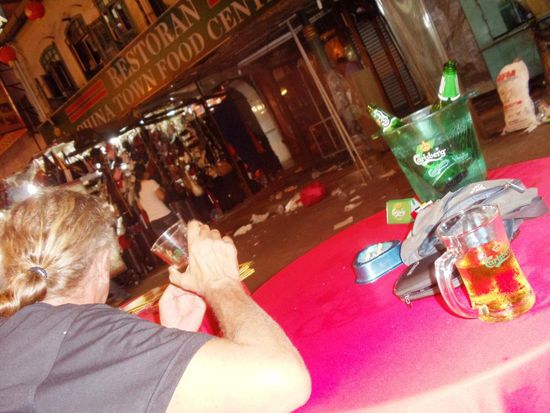 ..gepflegt mit zwei Flaschen Carlsberg im Eiskübel..