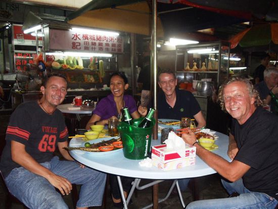 Am nächsten Tag trafen wir uns mit Rainer, meinem ex Arbeitskollegen vom Schloss und seiner Frau Kay beim "besten Fisch in town"; Chickenfish! Einfach der Hammer.