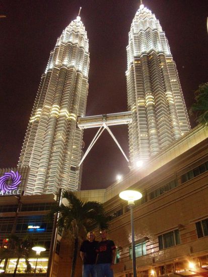 Rainer legte sich für uns auf den Boden und ins Zeug, so dass wir noch ein schönes Nacht-Petronas-Tower-Foto als Souvenir behalten können.