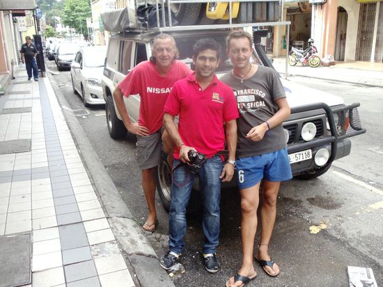 Am nächsten Tag, vor der Abfahrt zu den Cameron Highlands,  posierten wir für die beiden Hotelmanager. Sie waren schlicht begeistert von uns, dem Nissan Patrol und unserem Vorhaben. Er hat sogar diverse Fotos von uns auf sein facebook gestellt...