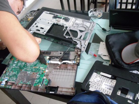 In unserem Guest House in Tanah Rata wollte ich mal das Innere meines Computers kennenlernen und versuchte ihn zu reparieren - leider ohne Erfolg.